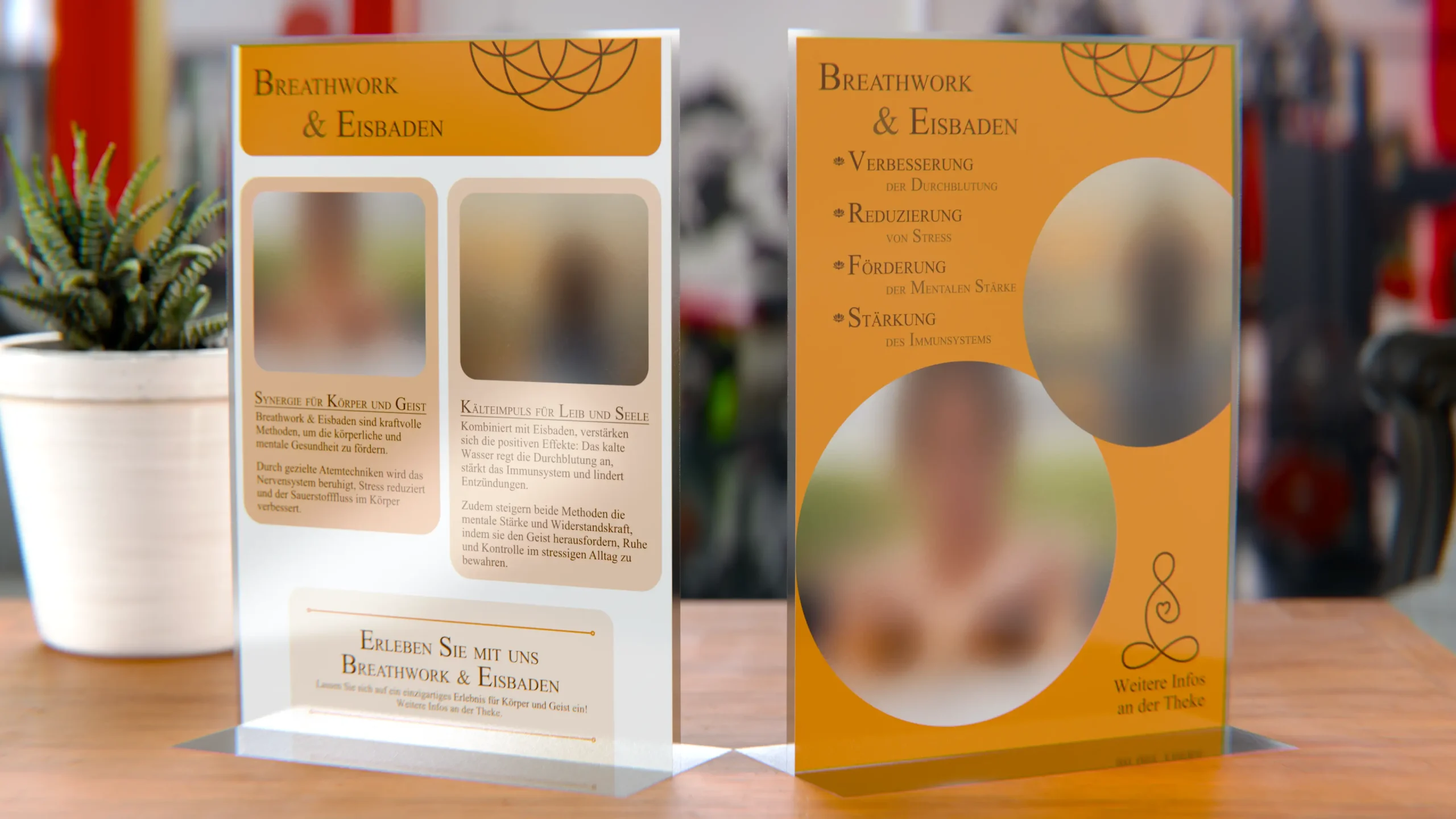 Tischaufsteller mit Informationen zu Breathwork und Eisbaden in einem Wellnessbereich.